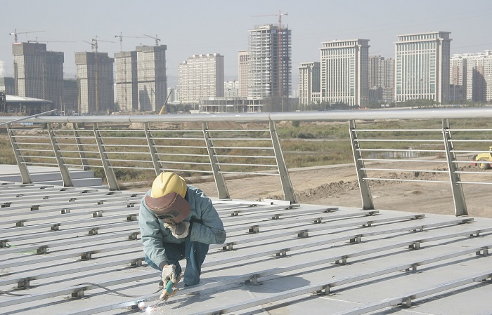 彩鋼屋面翻新工程中的防水與防潮措施
