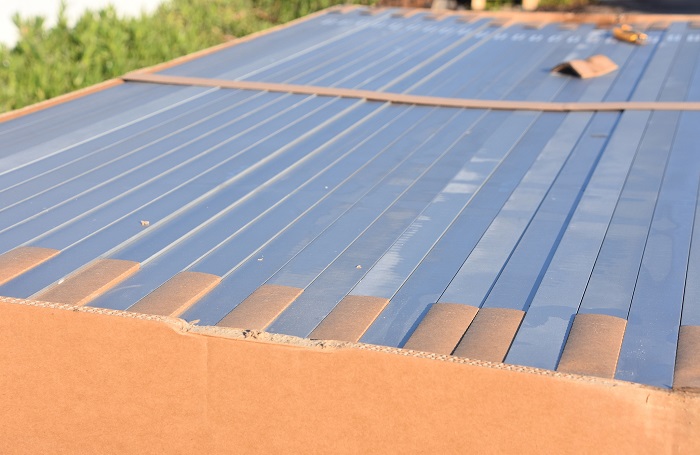 彩鋼屋面翻新的價格與性能對比分析