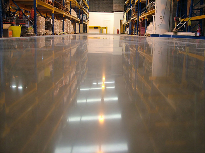 水泥地刷完固化劑能刷地坪漆嗎？